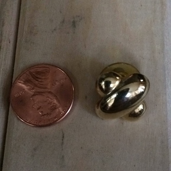 Vintage Golden Criss Cross Earrings - Picture 6 of 6